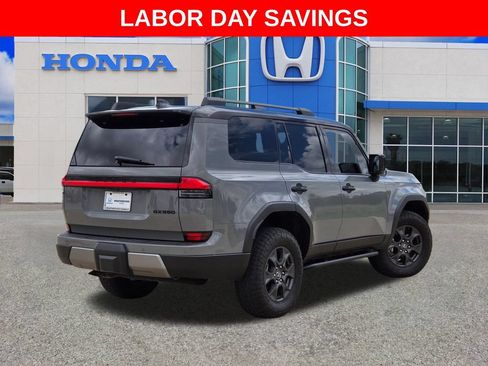 Used 2024 Lexus GX 550 AWD/4WD image 3