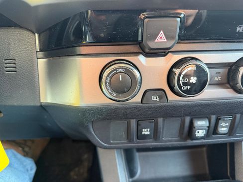 Used 2018 Toyota Tacoma SR5 image 29