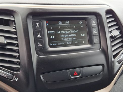 Used 2018 Jeep Cherokee Latitude w/ Cold Weather Group AWD/4WD image 31