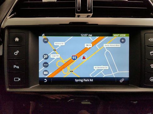 Used 2017 Jaguar F-PACE Premium image 20