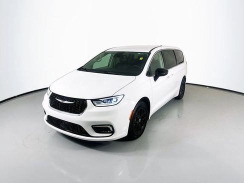 Used 2024 Chrysler Pacifica Touring-L image 5