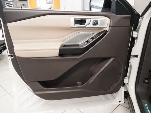 Used 2020 Ford Explorer Platinum w/ Premium Technology Package image 18