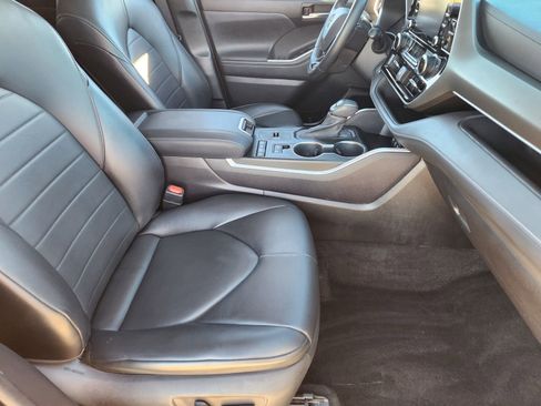 Used 2021 Toyota Highlander XLE image 18