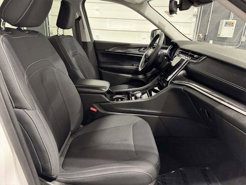 Certified 2023 Jeep Grand Cherokee Laredo image 11