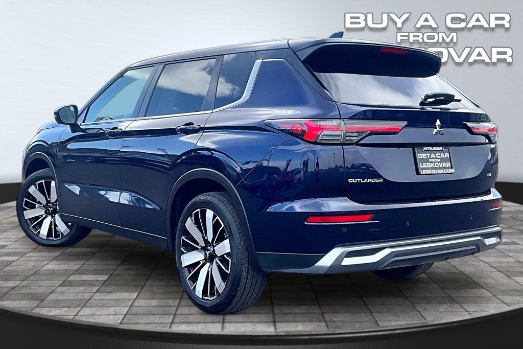 Used 2025 Mitsubishi Outlander SE AWD/4WD image 2