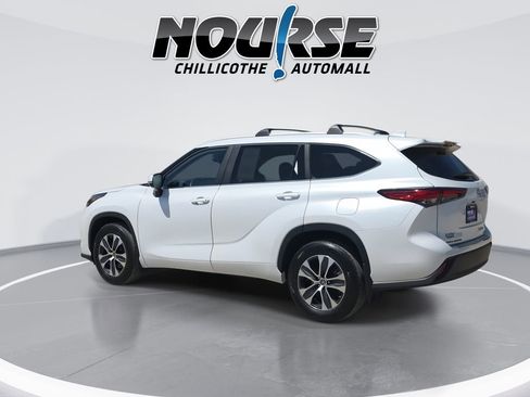 Used 2023 Toyota Highlander XLE AWD/4WD image 6