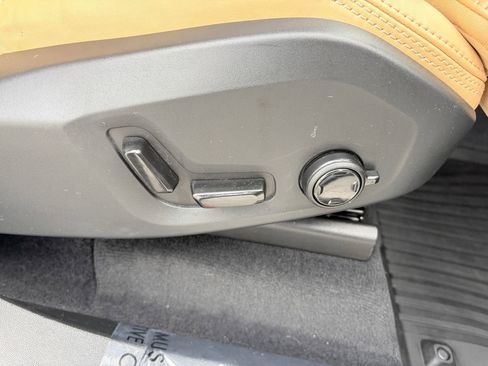 Used 2022 Volvo XC90 T8 Inscription w/ Lounge Package image 11