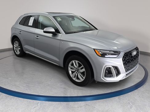 Used 2022 Audi Q5 2.0T Premium w/ Convenience Package AWD/4WD image 3