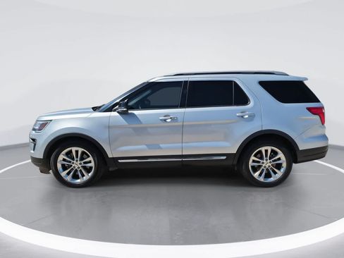 Used 2018 Ford Explorer XLT w/ Equipment Group 202A FWD image 5
