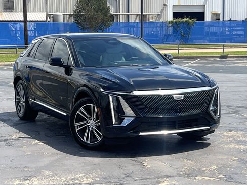 Used 2024 Cadillac Lyriq Luxury AWD/4WD image 3