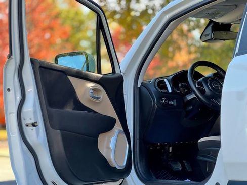 Used 2019 Jeep Renegade Latitude w/ UConnect 8.4 Nav Group image 10