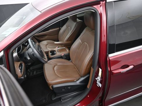 Used 2017 Chrysler Pacifica Limited FWD image 11