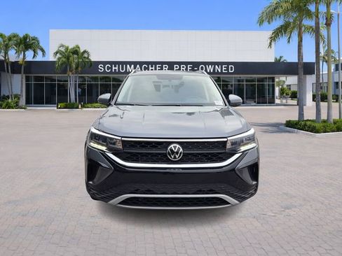 Certified 2022 Volkswagen Taos SE image 2