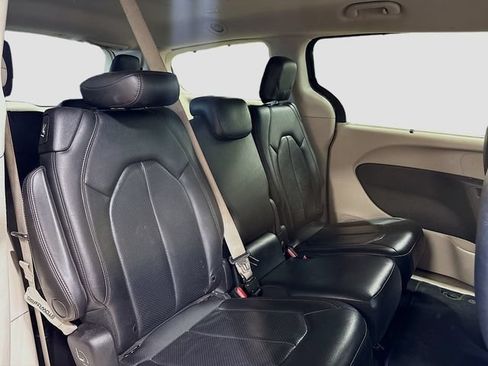 Used 2019 Chrysler Pacifica Touring-L FWD image 20