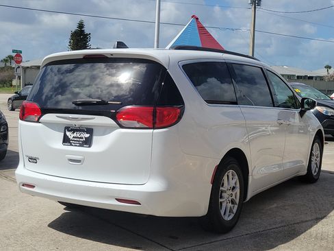 Used 2021 Chrysler Voyager Lxi image 4