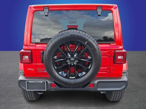 Used 2025 Jeep Wrangler Unlimited Sahara w/ Safety Group AWD/4WD image 5