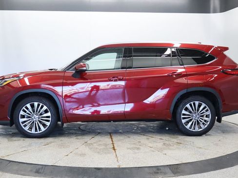 Used 2022 Toyota Highlander Platinum AWD/4WD image 2