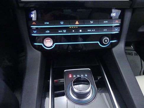 Used 2020 Jaguar F-PACE Premium image 16