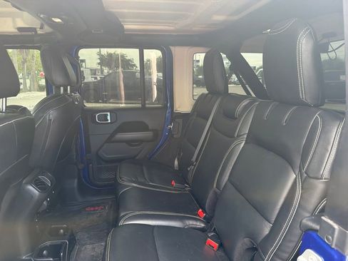 Used 2018 Jeep Wrangler Unlimited Sahara AWD/4WD image 9
