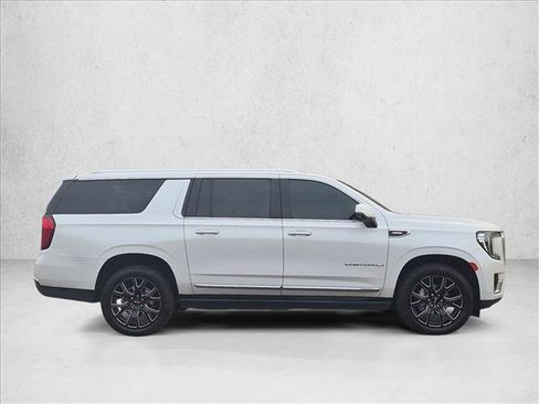 Used 2023 GMC Yukon XL Denali AWD/4WD image 4