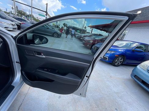 Used 2018 Hyundai Elantra Value Edition FWD image 12