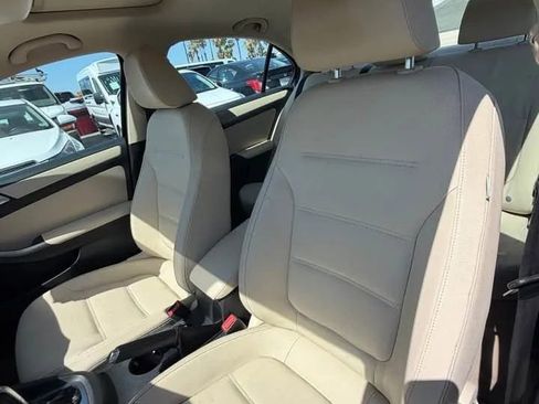 Used 2012 Volkswagen Jetta SE FWD image 6