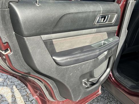 Used 2018 Ford Explorer XLT w/ Equipment Group 202A image 18