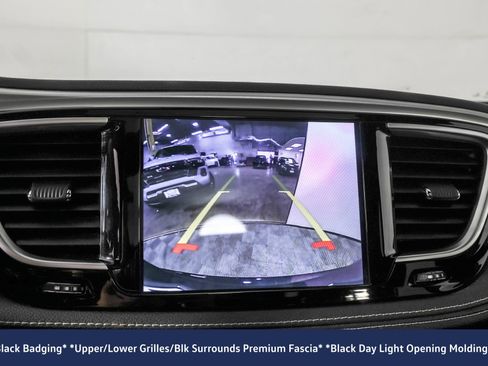 Used 2018 Chrysler Pacifica Limited w/ S Appearance Package image 9