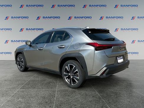 Used 2022 Lexus UX 200 w/ Accessory Package (Z1) FWD image 3