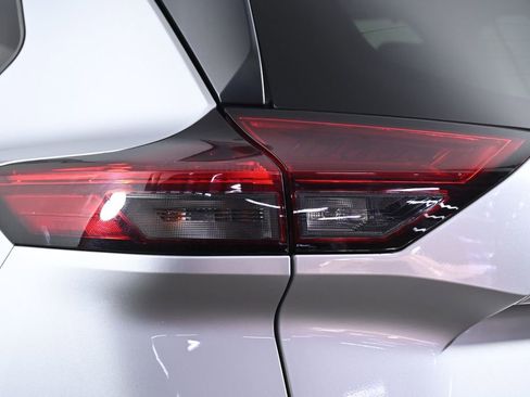 Used 2023 Nissan Rogue SV w/ SV Premium B Package image 8