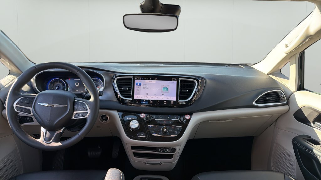Used 2024 Chrysler Pacifica Touring-L FWD image 10