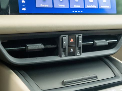 Certified 2025 Porsche Macan Electric image 23