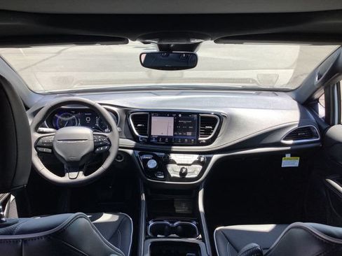 New 2027 Chrysler Pacifica Limited w/ S Appearance Package FWD image 6