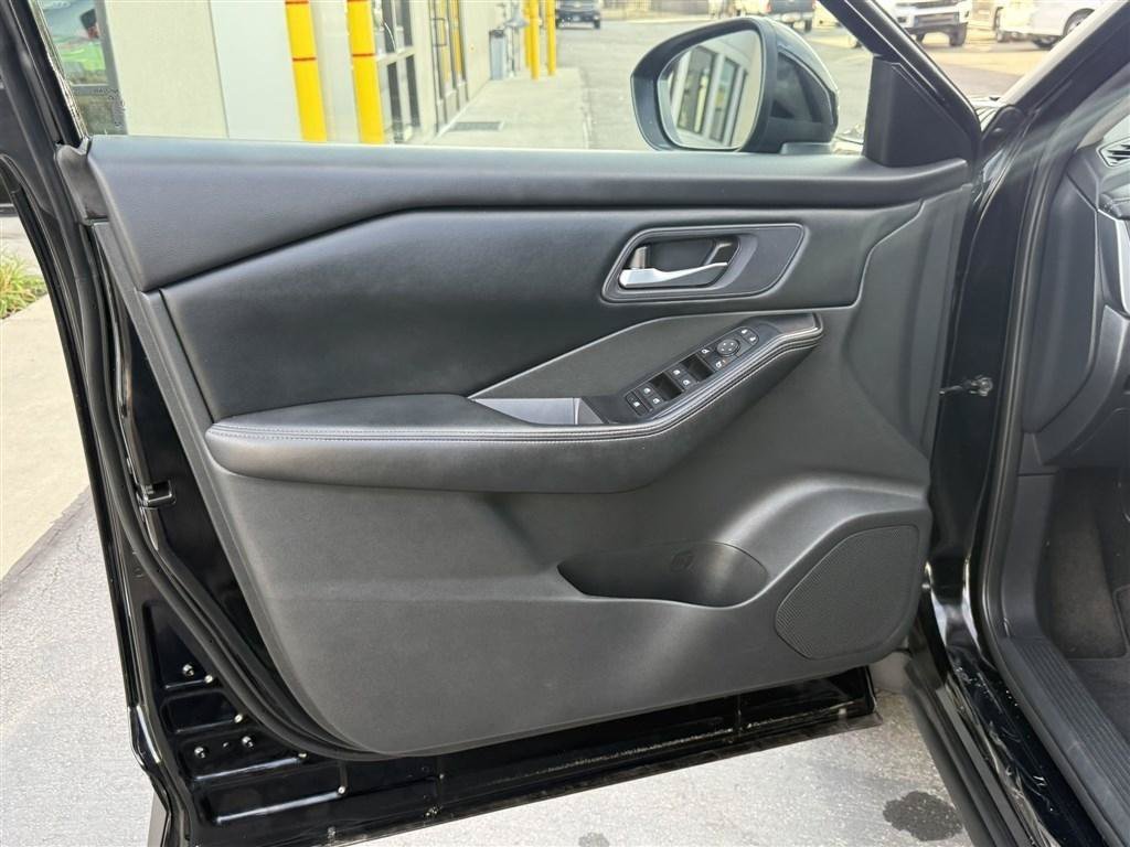 Used 2024 Nissan Rogue SV AWD/4WD image 13