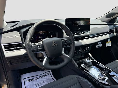 New 2025 Mitsubishi Outlander SE image 9