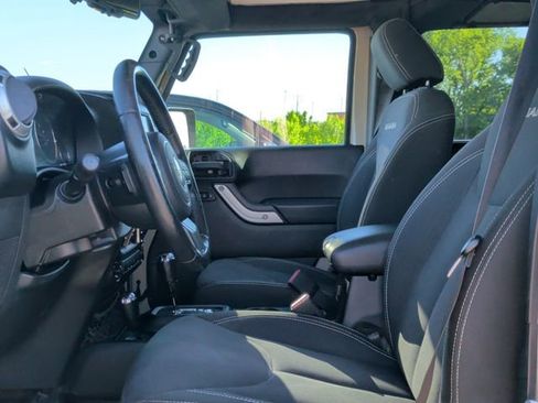 Used 2016 Jeep Wrangler Unlimited Sahara w/ Connectivity Group AWD/4WD image 12