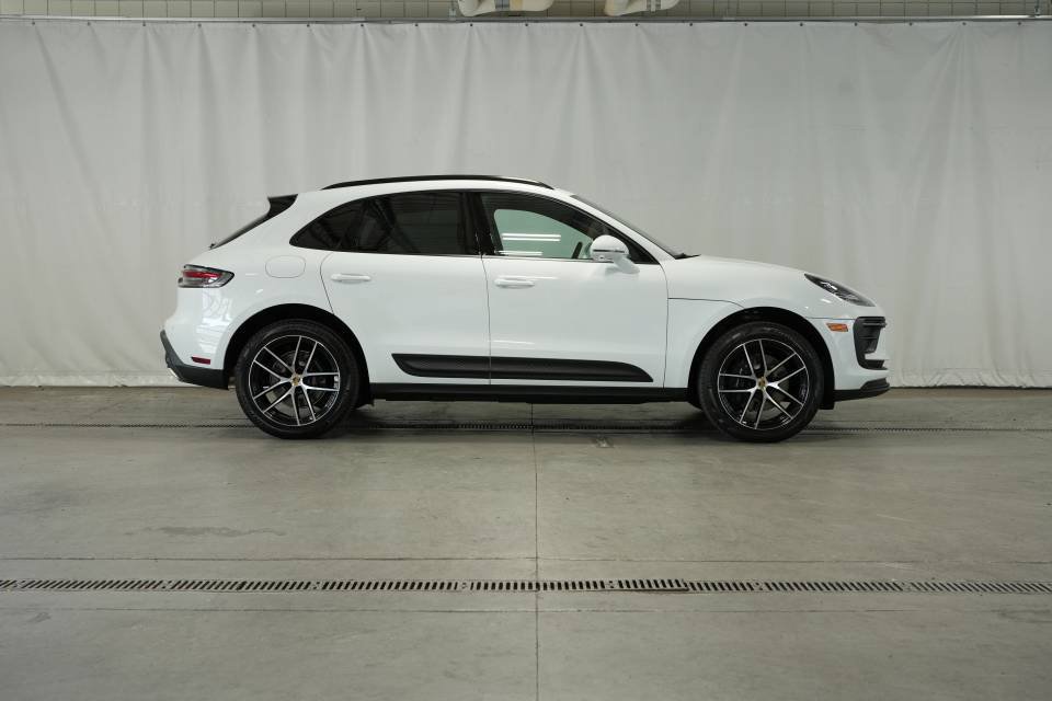 Certified 2025 Porsche Macan AWD/4WD image 8