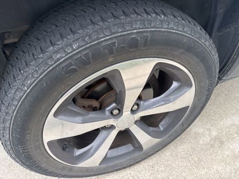 Used 2019 Jeep Cherokee Limited w/ Luxury Group image 5