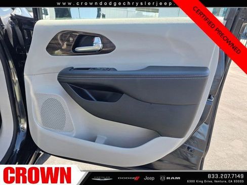 Used 2023 Chrysler Pacifica Limited image 13