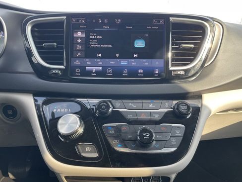 Used 2024 Chrysler Pacifica Touring-L image 15