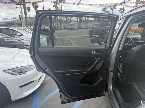 Used 2021 Volkswagen Tiguan SE FWD image 31