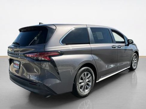 Used 2021 Toyota Sienna XLE FWD image 3