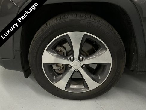 Used 2019 Jeep Cherokee Limited w/ Luxury Group image 30