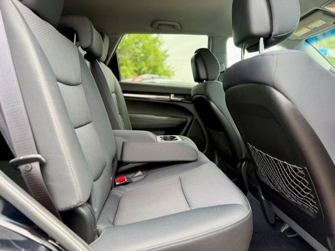 Used 2012 Kia Sorento FWD w/ Third Row Pkg image 11