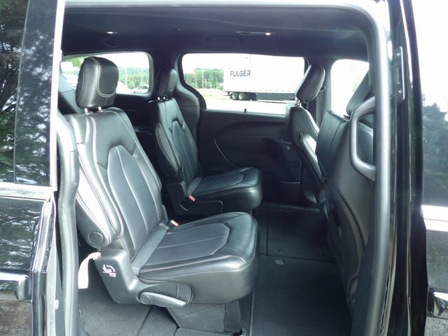 Used 2025 Chrysler Pacifica Select FWD image 16