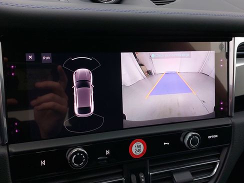 Used 2025 Porsche Macan image 25