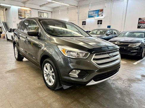Used 2019 Ford Escape SE image 3