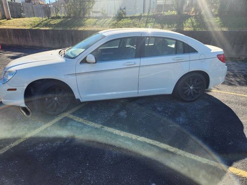 Used 2010 Chrysler Sebring Limited FWD image 7