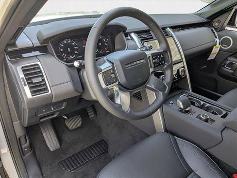 New 2025 Land Rover Discovery S image 3