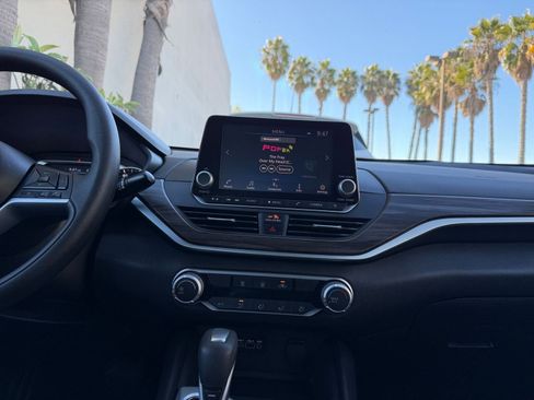 Used 2025 Nissan Altima 2.5 SV image 17